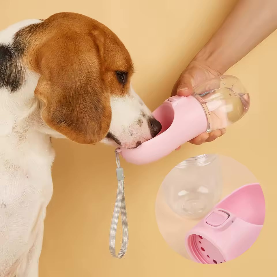 Perro bebiendo agua de la botella portátil para mascotas